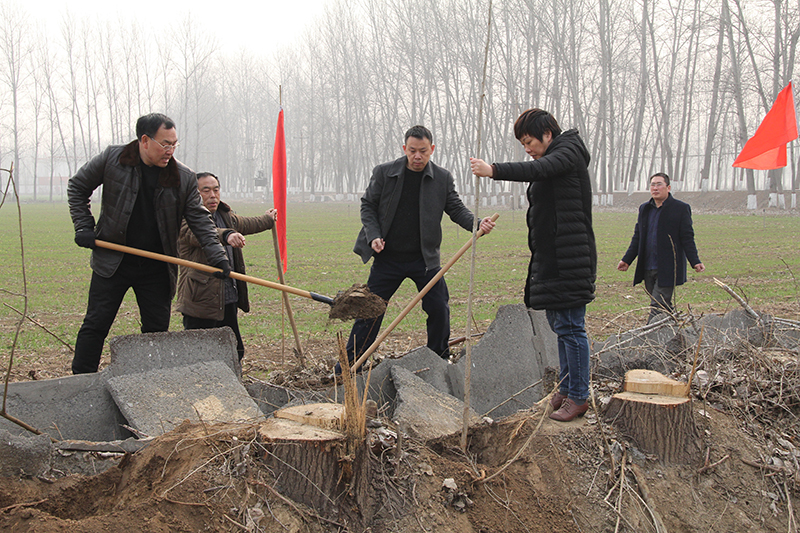 博農(nóng)集團(tuán)領(lǐng)導(dǎo)、基層黨政負(fù)責(zé)人等同志積極參加植樹活動(dòng)